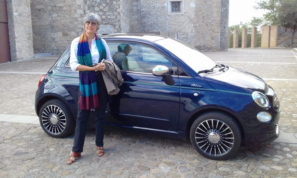 La mujer de Jaume, Ana posa junto a su nuevo Fiat Riva 500